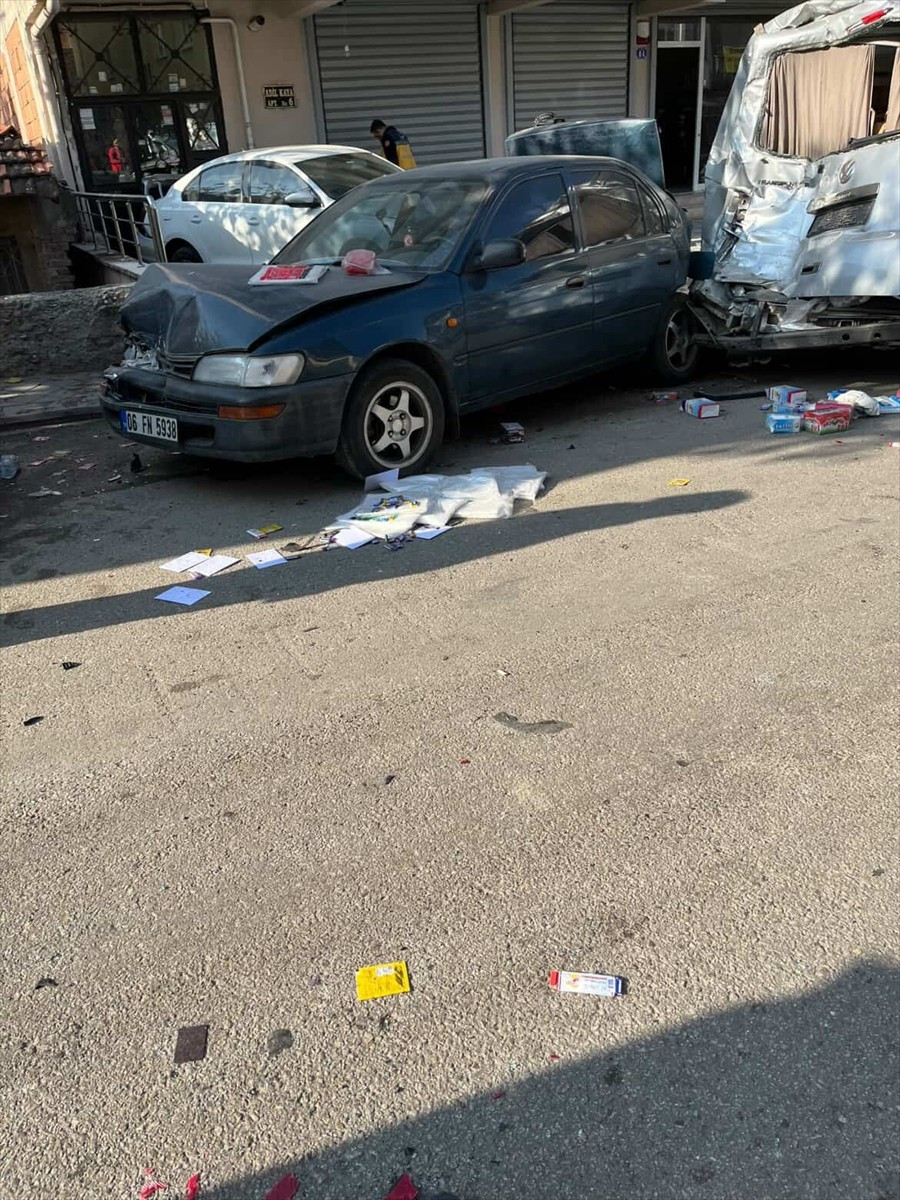 Ankara'nın Keçiören ilçesinde freni patlayan kamyon, park halindeki 4 araca çarparak durabildi.