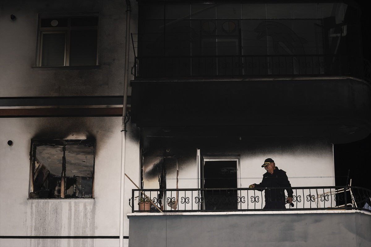 Ankara'nın Mamak ilçesinde apartman dairesinde meydana gelen patlamada 1 kişi yaralandı. Mutlu...