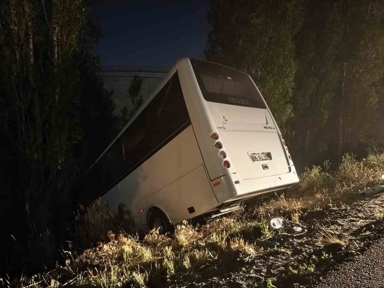 ANKARA'NIN MAMAK İLÇESİNDE BİR OTOMOBİL TERS ŞERİDE GİREREK SERVİS ARACININ ŞARAMPOLE SAVRULMASINA...