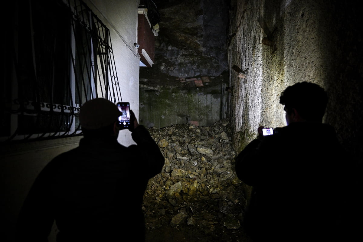 Ankara'nın Mamak ilçesindeki bir gecekondunun istinat duvarında meydana gelen çökme nedeniyle...