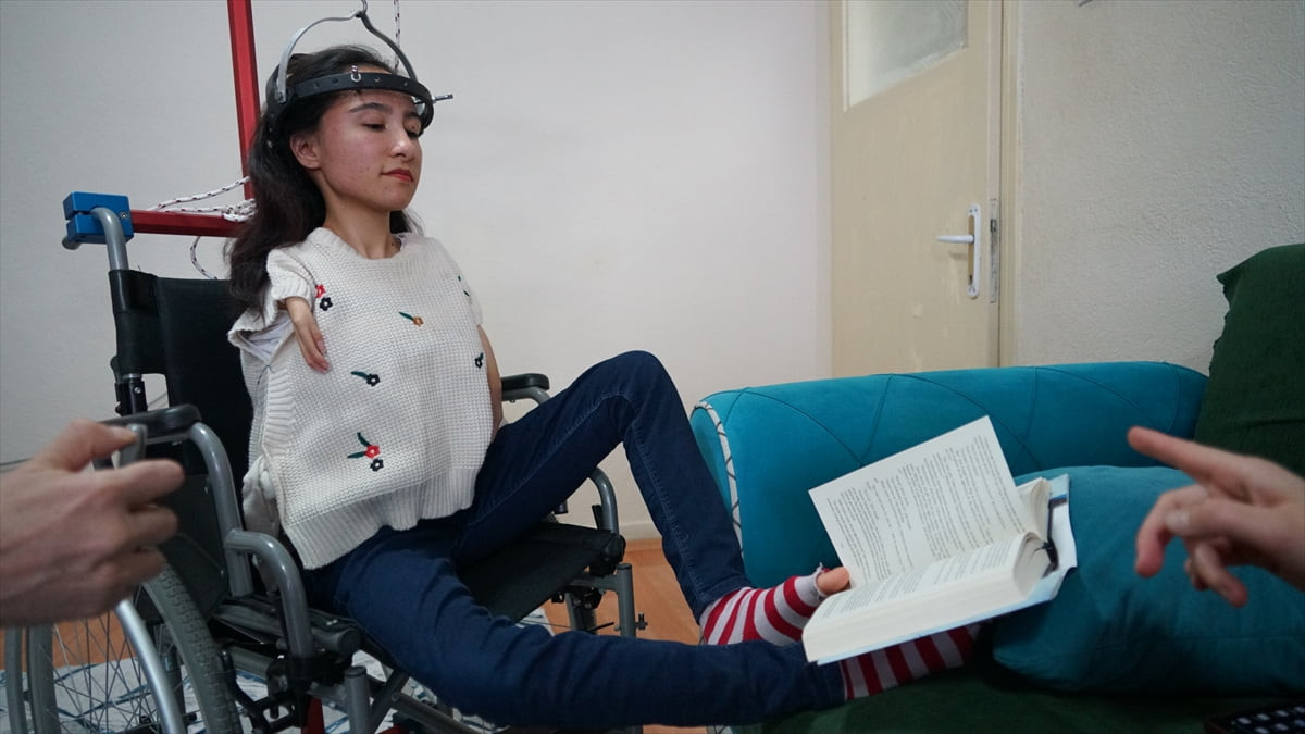 Ankara'nın Polatlı İlçesinde doğuştan kolları bulunmayan ve skolyoz hastalığıyla mücadele eden 17...