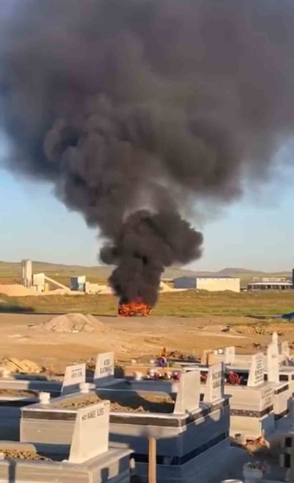 ANKARA'NIN POLATLI İLÇESİNDE ŞEHİR MEZARLIĞINDA PARK HALİNDEKİ BİR OTOMOBİLDE ÇIKAN YANGIN...