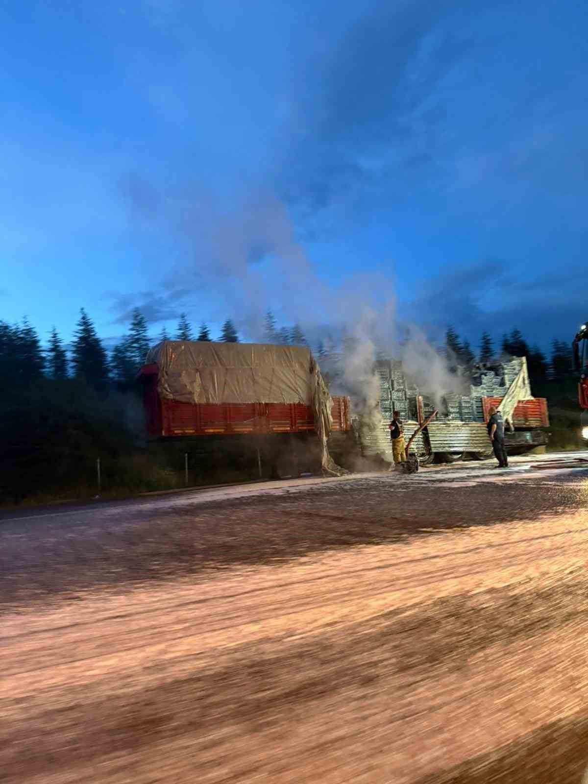 ANKARA'NIN PURSAKLAR İLÇESİNDE BİR KAMYONUN KASASINDA ÇIKAN YANGIN İTFAİYE EKİPLERİ TARAFINDAN...