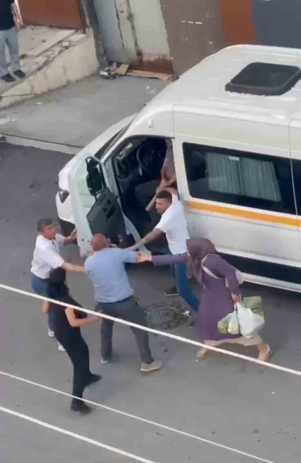 ANKARA'NIN PURSAKLAR İLÇESİNDE BİR SERVİS ŞOFÖRÜ İLE BİR VÖATANDAŞ ARASINDA LAF ATMA İDDİASIYLA...