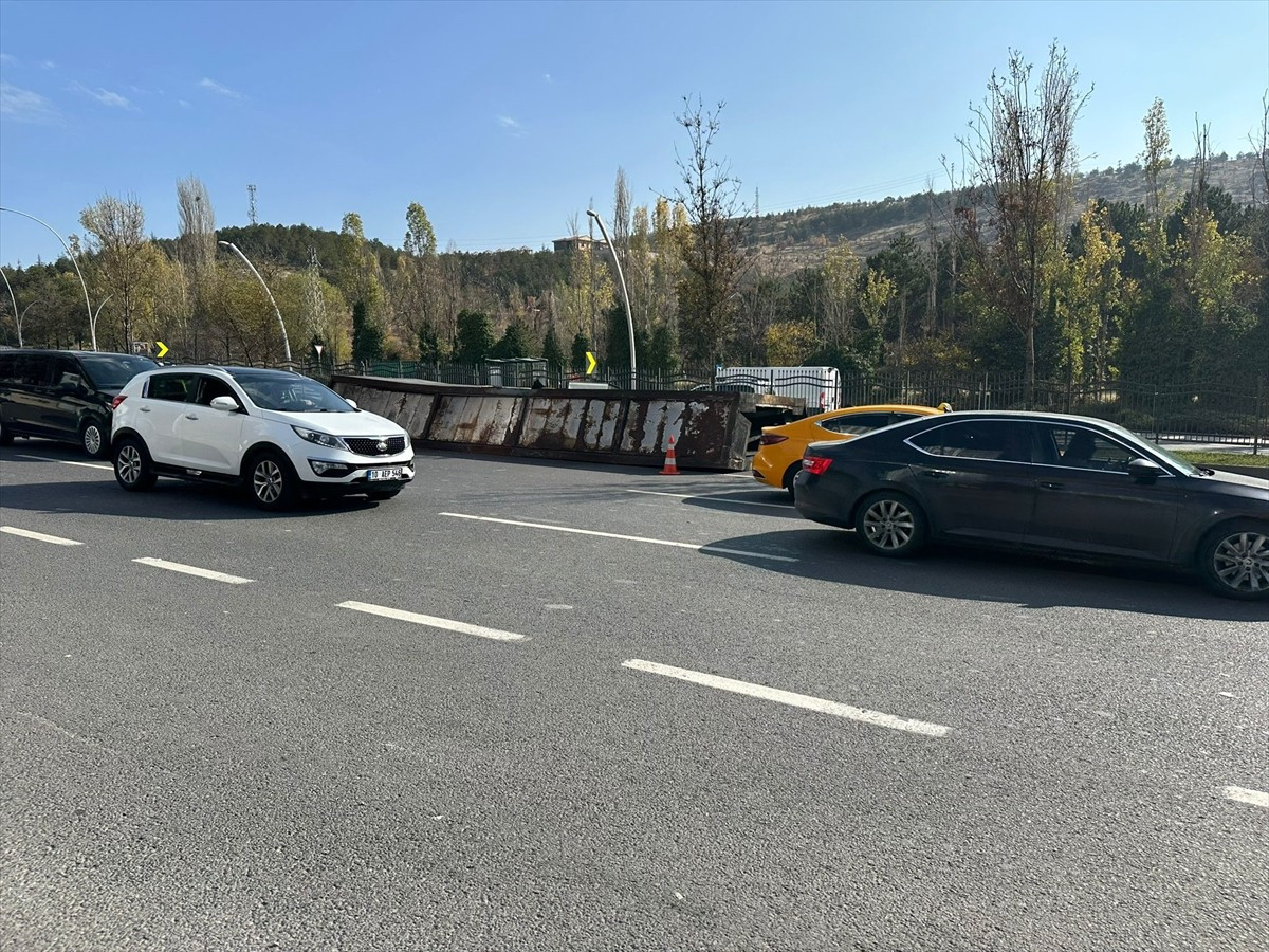 Ankara'nın Pursaklar ilçesinde virajı alamayan seyir halinde kapağı açılan tırın dorsesi yol...