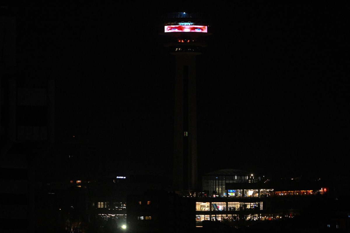 Ankara'nın simge yapılarından Atakule'ye, 10 Kasım Atatürk'ü Anma Günü dolayısıyla Atatürk'ün...