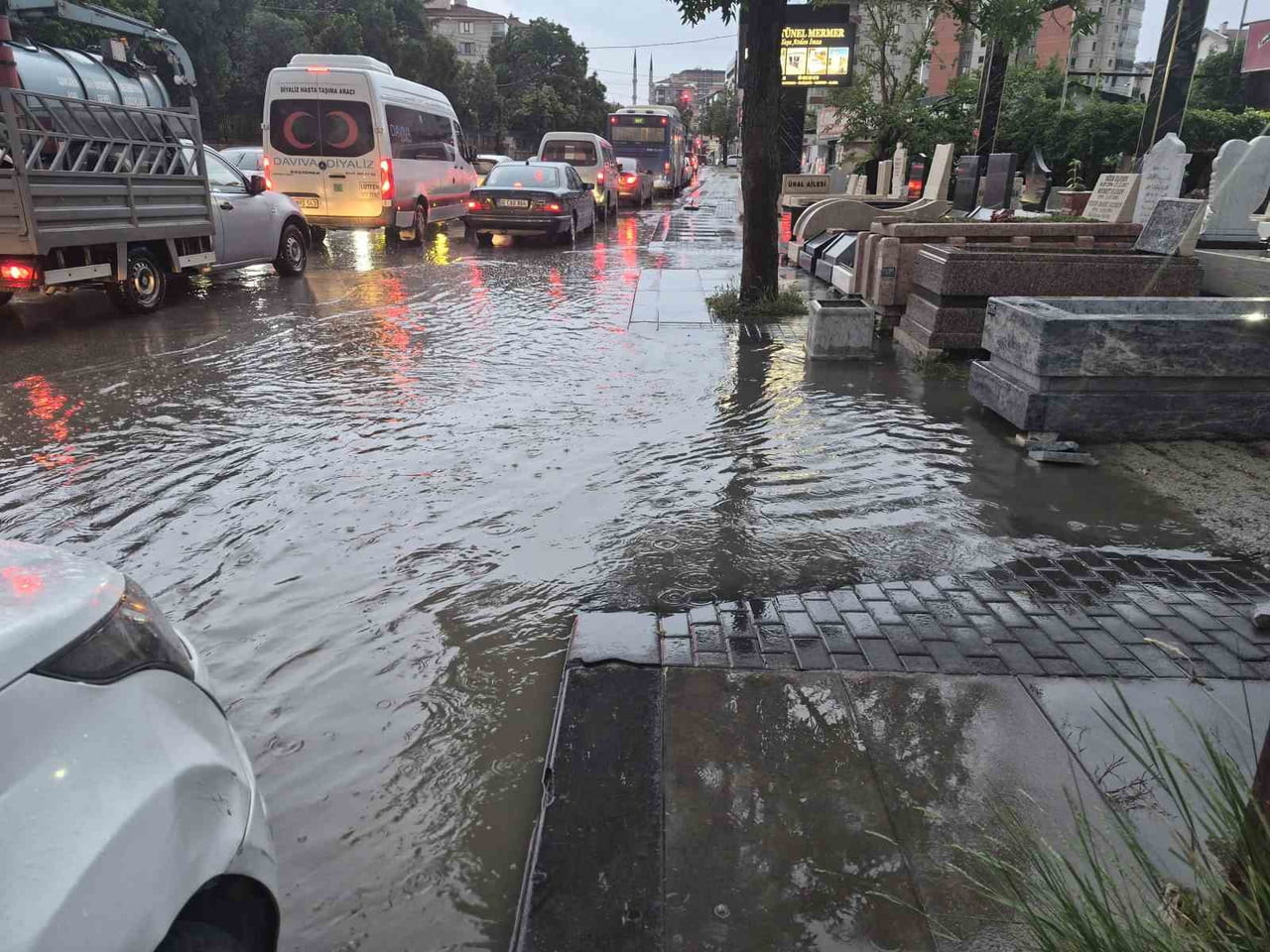 ANKARA'NIN YENİMAHALLE İLÇESİNDE SAĞANAK YAĞIŞIN ETKİSİYLE SOKAKLAR GÖLE DÖNDÜ, BAZI İŞYERLERİNİ...