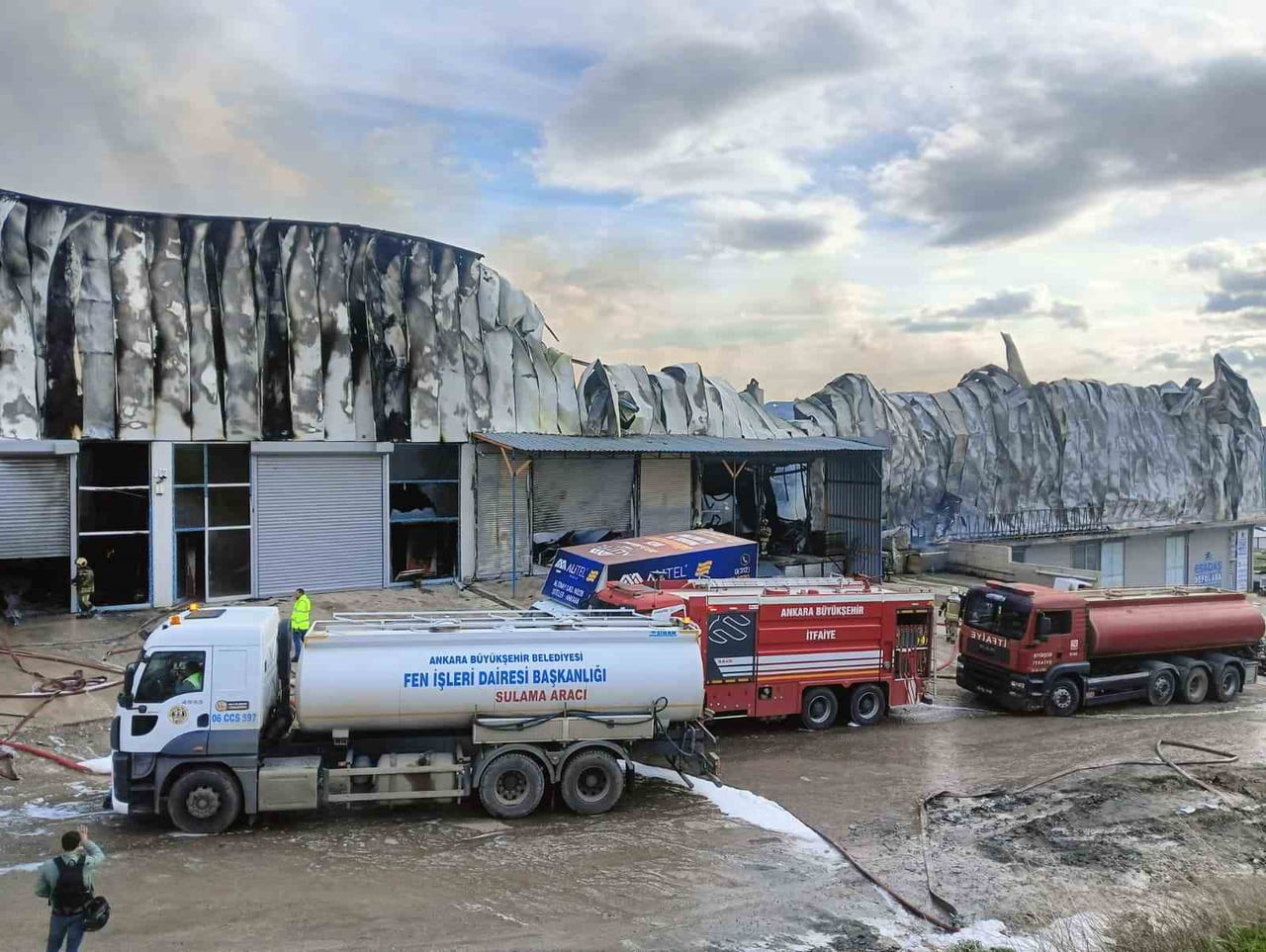 ANKARA'NIN YENİMAHALLE İLÇESİNDE YER ALAN MOBİLYA DEPOSU YANGINI İTFAİYE EKİPLERİNİN MÜDAHALESİYLE...