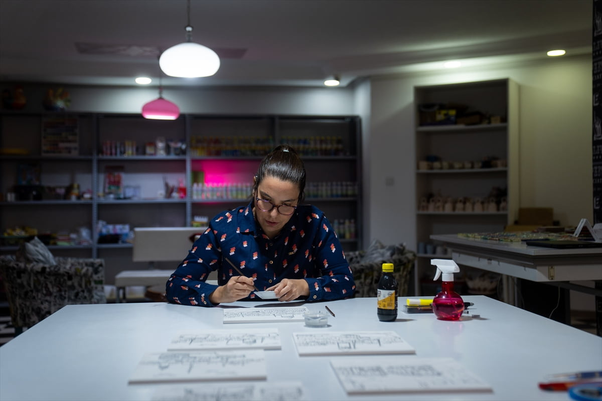 Ankara’da 2009 yılında kendi sanat galerisini kuran doğuştan sağır seramik ve çini sanatçısı Zeren...