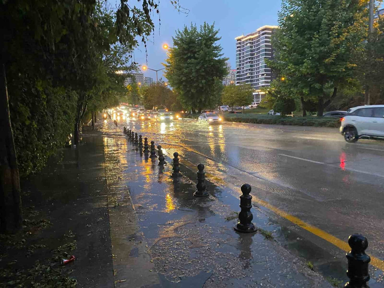 ANKARA’DA AKŞAM SAATLERİNDE BAŞLAYAN SAĞANAK YAĞIŞ ETKİLİ OLDU.