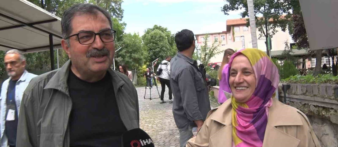 ANKARA’DA BİR ANNE VE BABA, ÇOCUĞUNA DESTEK VERMEK VE YALNIZ BIRAKMAMAK İÇİN YÜKSEKÖĞRETİM...