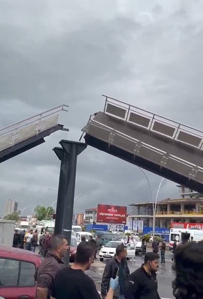 ANKARA’DA BİR KAMYON ÜST GEÇİDE ÇARPTI, KAZA SONUCUNDA 3 KİŞİ YARALANDI.