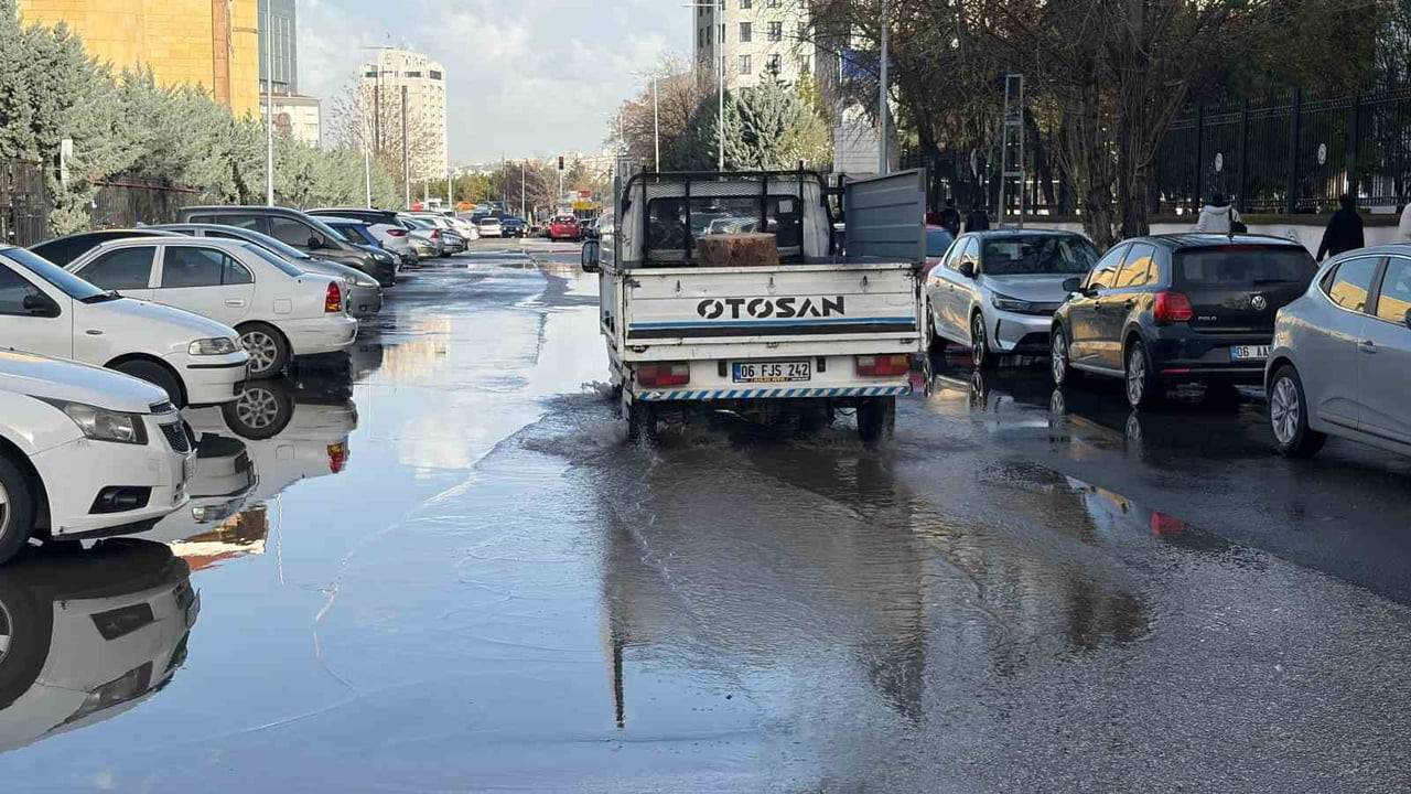 ANKARA’DA BUGÜN ETKİLİ OLAN SAĞANAK YAĞIŞ, ŞEHRİN BİRÇOK NOKTASINI GÖLE ÇEVİRDİ. CADDELER VE...