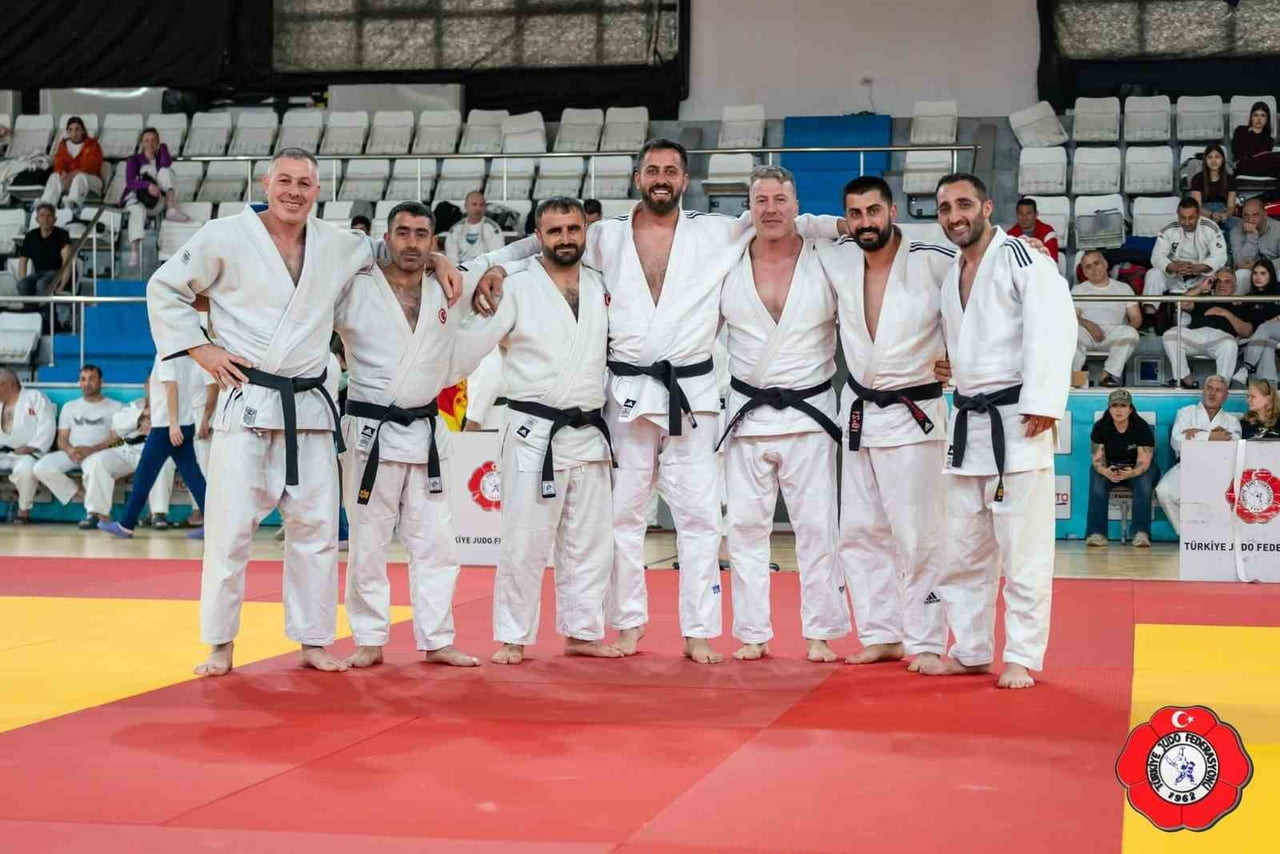 ANKARA’DA DÜZENLENEN VETERANLAR TÜRKİYE JUDO ŞAMPİYONASI’NDA TATAMİYE ÇIKAN YUNUSEMRE...