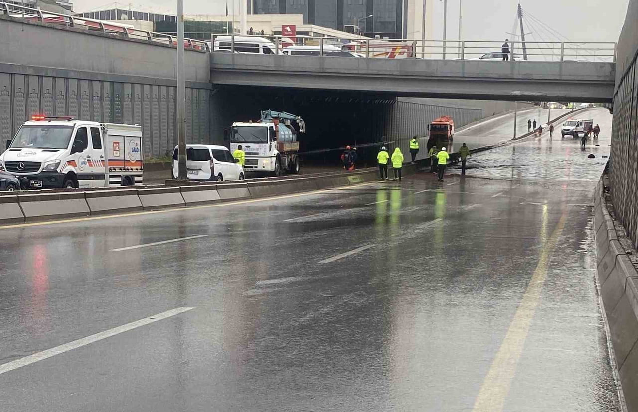 ANKARA’DA ETKİLİ OLAN YAĞIŞIN ARDINDAN ALT GEÇİTLER VE YOLLAR GÖLE DÖNDÜ. YOLLAR...