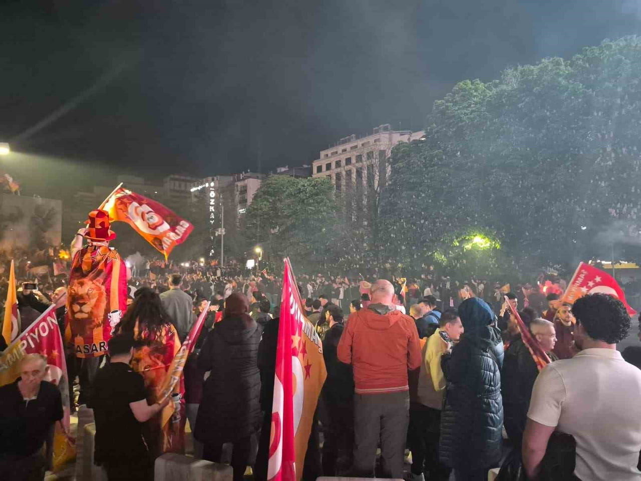 ANKARA’DA GALATASARAYLI VATANDAŞLAR TAKIMLARININ 26. ŞAMPİYONLUĞUNUN MUTLULUĞUNU PAYLAŞTI.