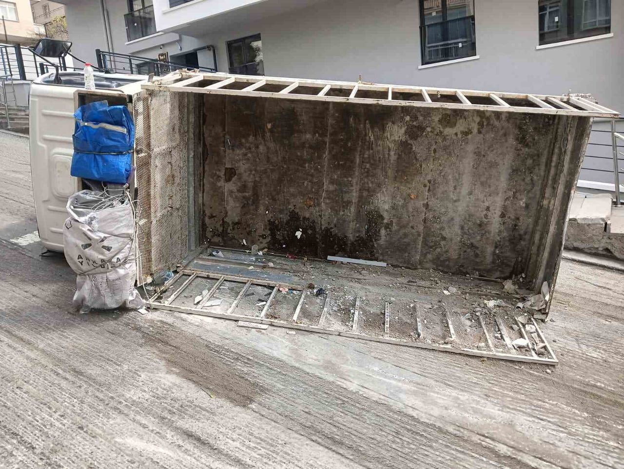 ANKARA’DA HAFRİYAT YÜKLÜ KAMYONETİNİ YOKUŞTA İLERLETEMEYEN SÜRÜCÜ, GERİYE SAVRULAN KAMYONETİNİ...