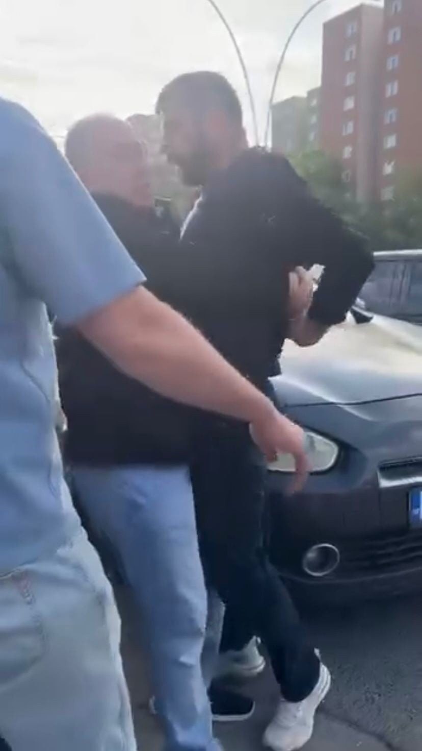 ANKARA’DA KENDİLERİNE KÜFÜR ETTİKLERİNİ İLERİ SÜRDÜKLERİ SERVİS ŞOFÖRÜNÜN ÖNÜNÜ KESEN İKİ...