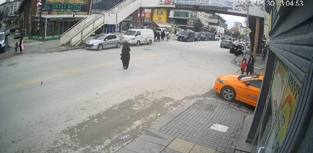 ANKARA’DA KURAL İHLALİ YAPTIĞI İDDİA EDİLEN SÜRÜCÜ, KARŞI YOLA GEÇMEYE ÇALIŞAN 13 YAŞINDAKİ KIZ...