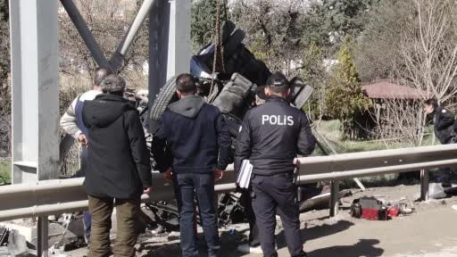 Ankara’da özel halk otobüsü köprü direğine çarptı: 5 ölü, 15 yaralı