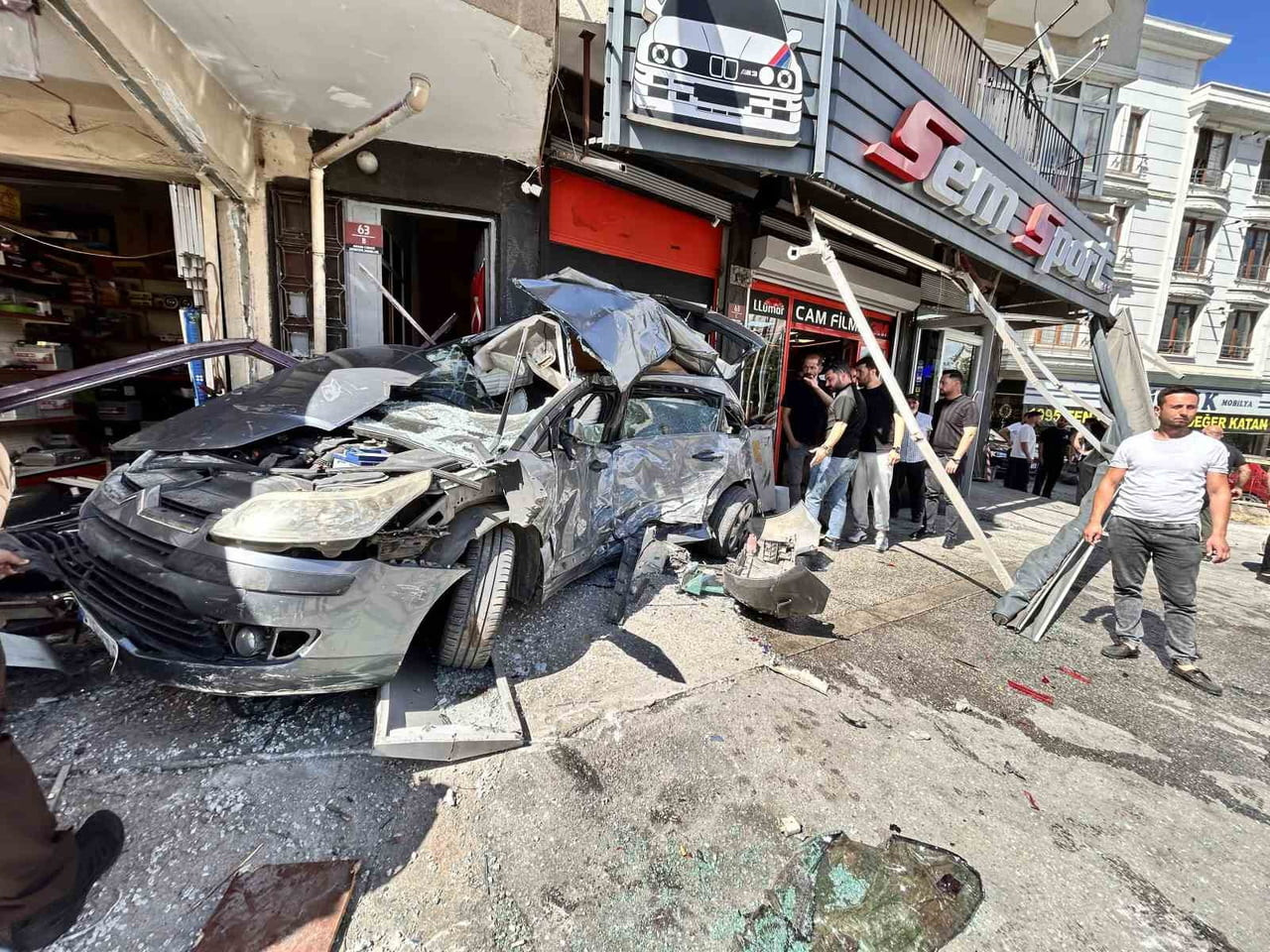 ANKARA’DA SÜRÜCÜSÜNÜN DİREKSİYON HAKİMİYETİNİ KAYBETTİĞİ EGO OTOBÜSÜ, CADDEDEKİ BİR İŞ YERİNE...