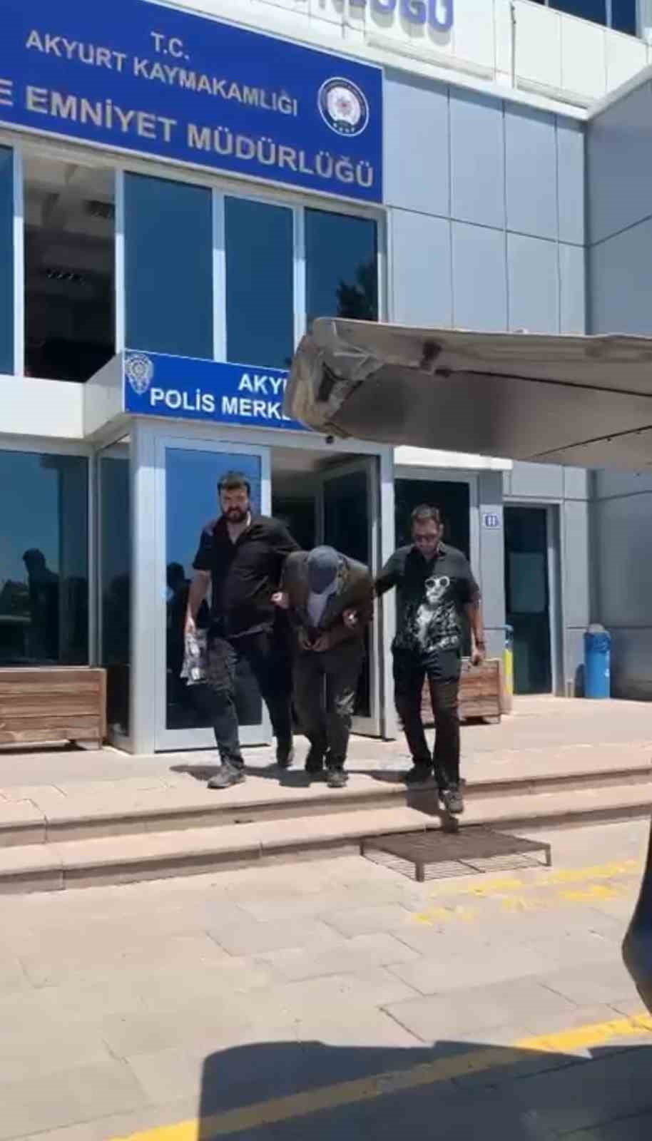 ANKARA’DA TARTIŞTIĞI EŞİNİ BIÇAKLA ÖLDÜRDÜKTEN SONRA KAÇAN FİRARİ KOCA, POLİS EKİPLERİNCE...