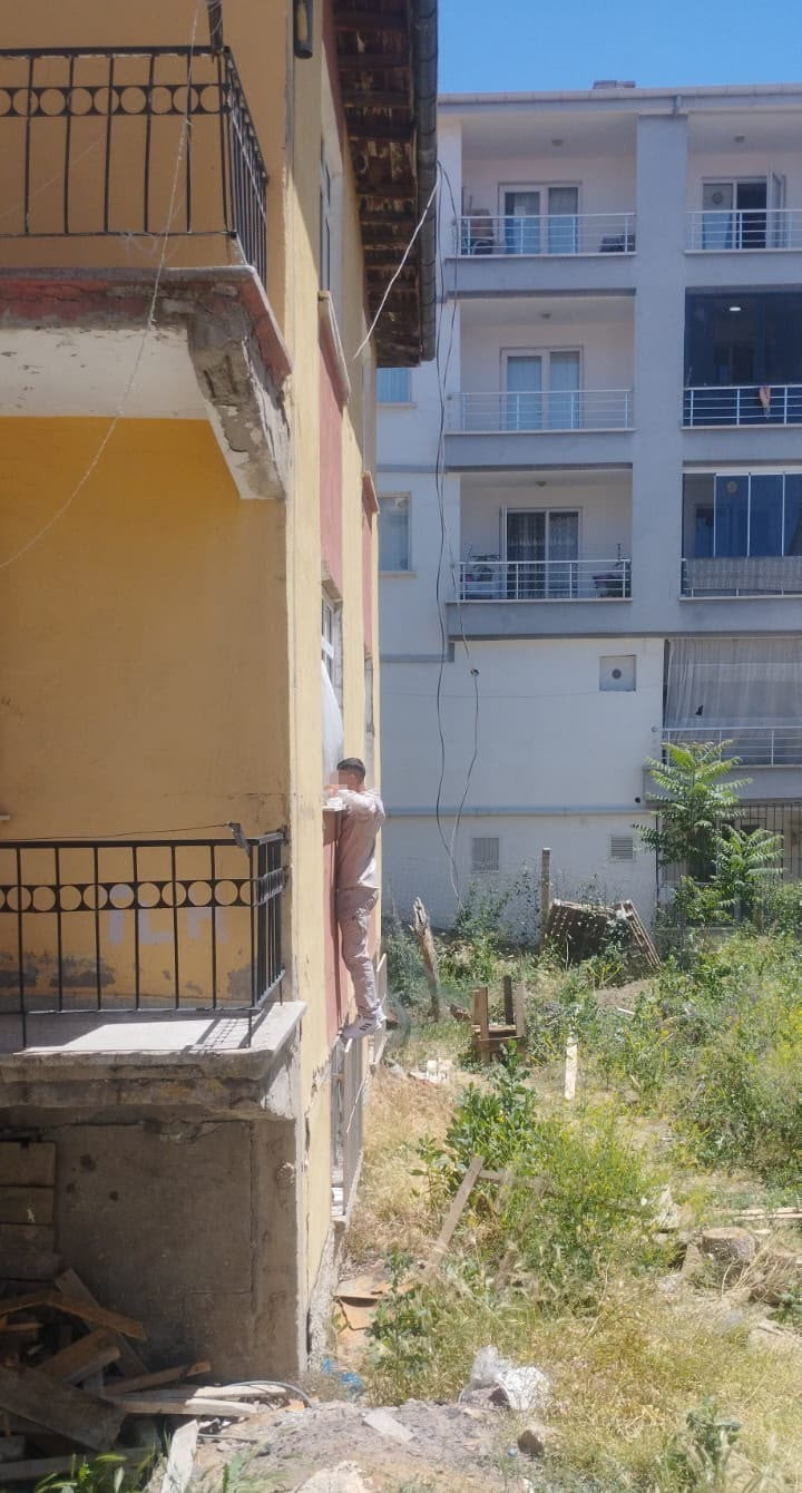 ANKARA’NIN AKYURT İLÇESİNDE BİR EVDEN ÇEYREK ALTIN ÇALAN ŞÜPHELİ, POLİS EKİPLERİNİN ÇALIŞMASIYLA...