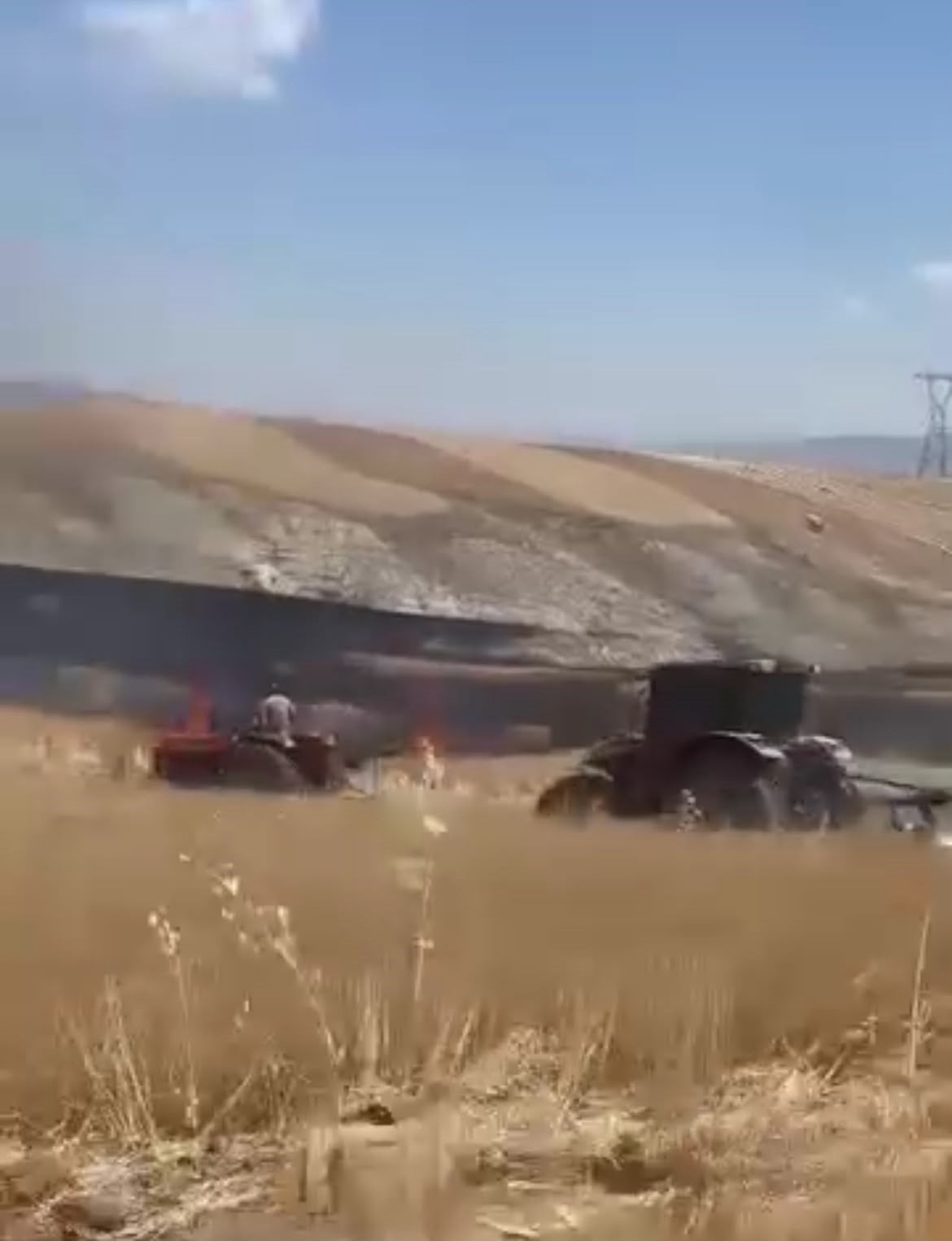 ANKARA’NIN AYAŞ İLÇESİNDEKİ EKİLİ ARAZİDE ÇIKAN YANGIN, MAHALLE SAKİNLERİNİN MÜDAHALESİYLE...