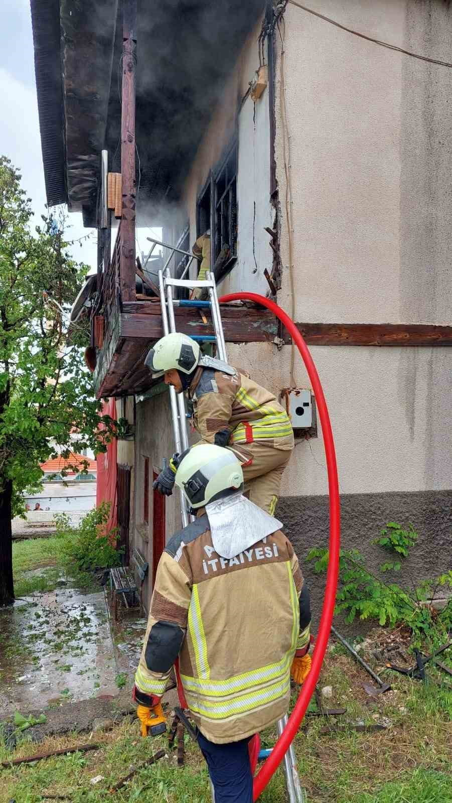 ANKARA’NIN BEYPAZARI İLÇESİNDE BİR EVDE ÇIKAN YANGIN SÖNDÜRÜLDÜ.