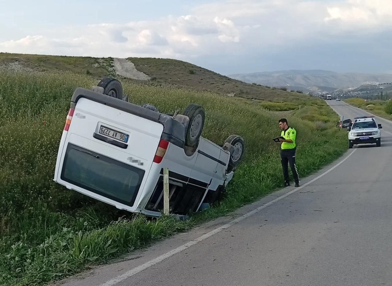 ANKARA’NIN BEYPAZARI İLÇESİNDE KONTROLDEN ÇIKAN MİNİBÜSÜN DEVRİLMESİ SONUCU MEYDANA GELEN KAZADA 1...