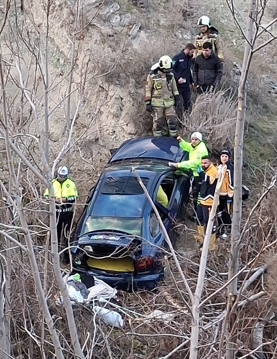 Ankara’nın Beypazarı ilçesinde otomobilin devrilmesi sonucu 3 kişi yaşamını yitirdi.