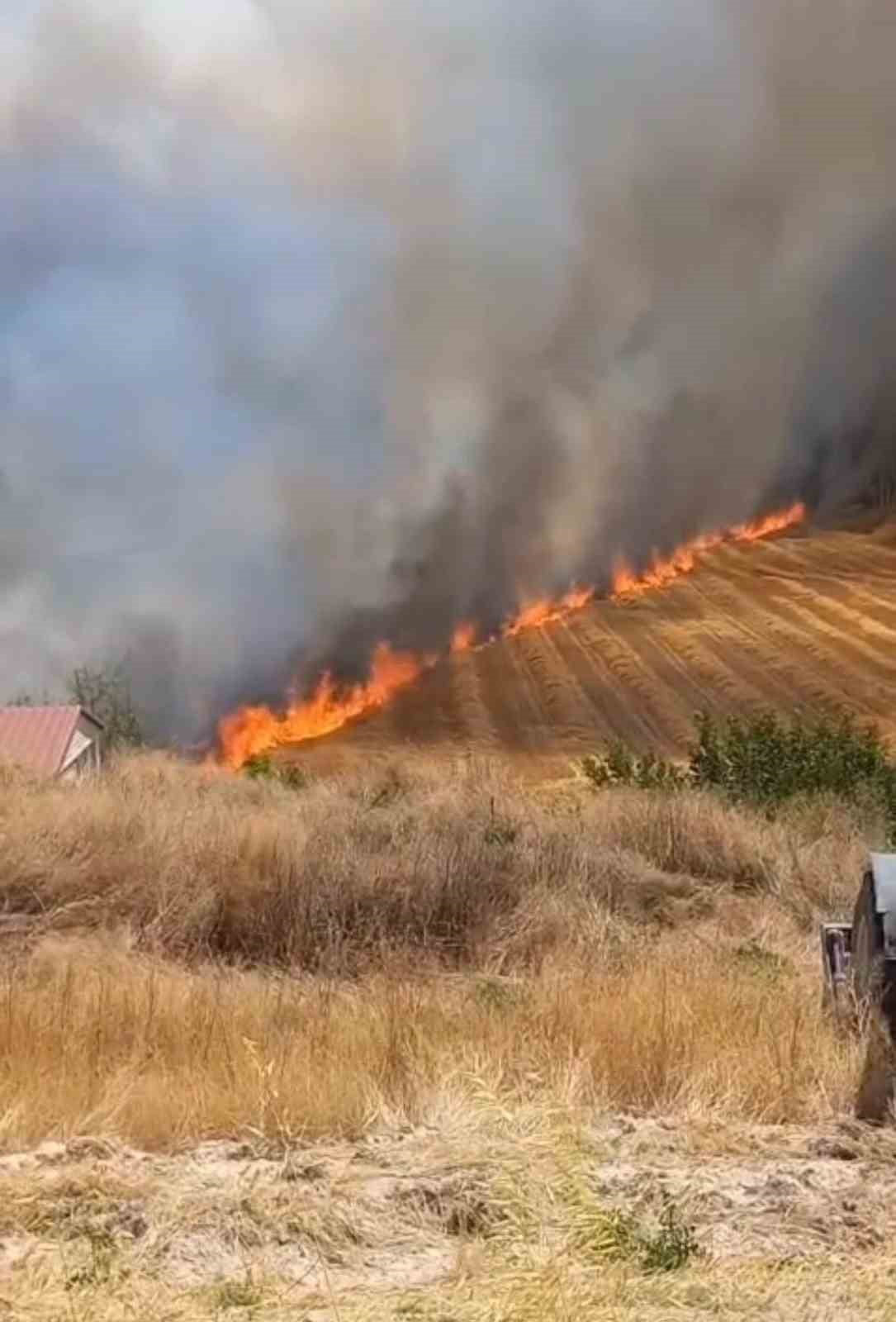 ANKARA’NIN BEYPAZARI İLÇESİNDE YER ALAN İKİ FARKLI ARAZİDE ÇIKAN YANGIN İTFAİYE EKİPLERİ VE...