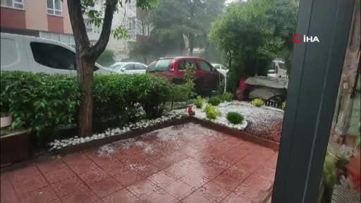 Ankara’nın birçok yerinde etkili olan sağanak yağmur hayatı durma noktasına getirdi