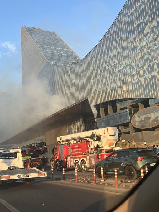 ANKARA’NIN ÇANKAYA İLÇESİNDE BULUNAN BİR SATIŞ OFİSİNDE ÇIKAN YANGIN, İTFAİYE EKİPLERİNİN...