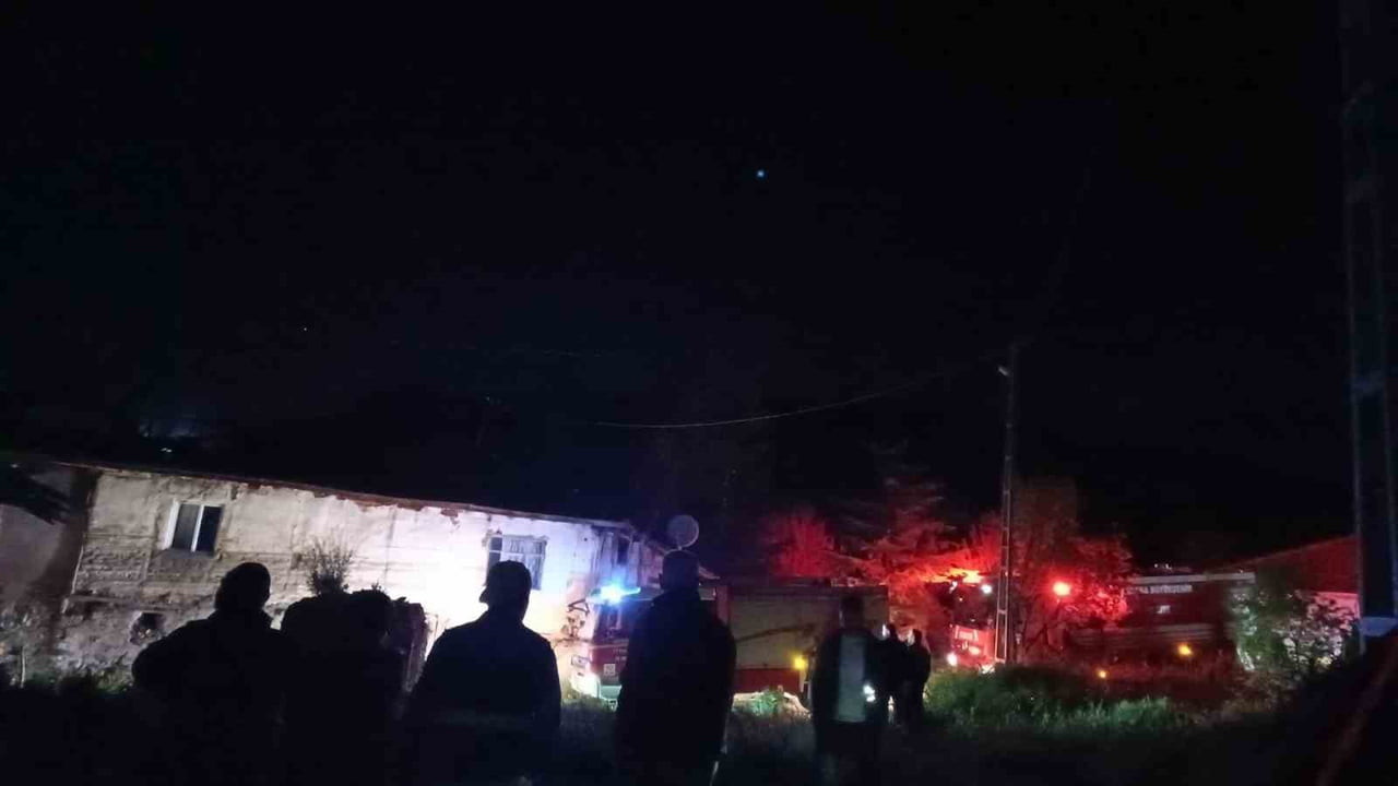ANKARA’NIN ÇUBUK İLÇESİNDE BOŞ BİR EVDE ÇIKAN YANGIN İTFAİYE EKİPLERİ TARAFINDAN...
