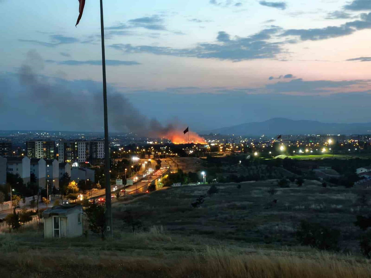 ANKARA’NIN ETİMESGUT İLÇESİNDE BULUNAN BİR OTLUK ARAZİDE YANGIN ÇIKTI.
