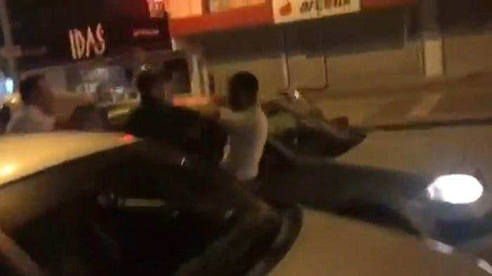 ANKARA’NIN ETİMESGUT İLÇESİNDE İKİ SÜRÜCÜ ARASINDA ÇIKAN KAVGA CEP TELEFONU KAMERASINA...