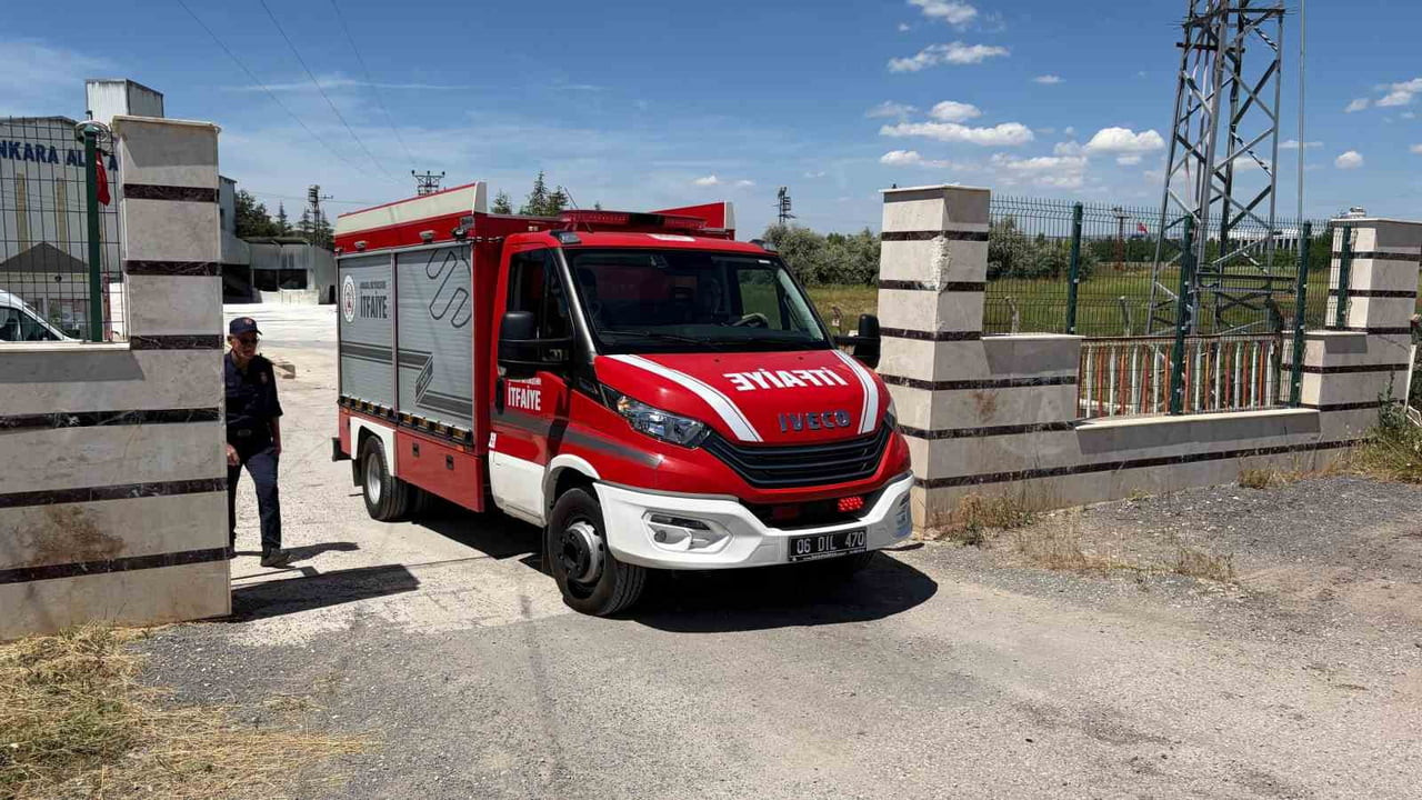 ANKARA’NIN GÖLBAŞI İLÇESİNDEKİ ALÇI FABRİKASINDA ÇIKAN YANGIN KISA SÜREDE...