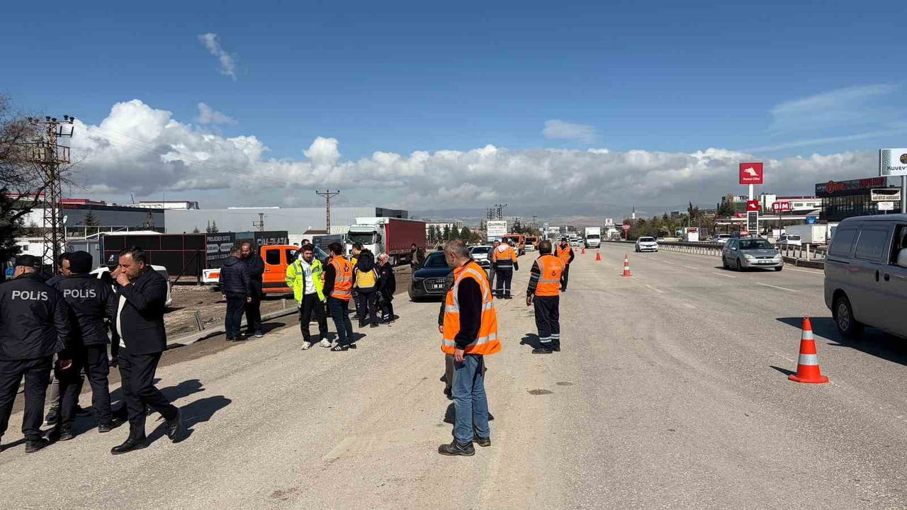 ANKARA’NIN KAHRAMANKAZAN İLÇESİNDE SEYİR HALİNDEKİ ÖZEL HALK OTOBÜSÜ KÖPRÜ DİREĞİNE ÇARPTI. KAZADA...