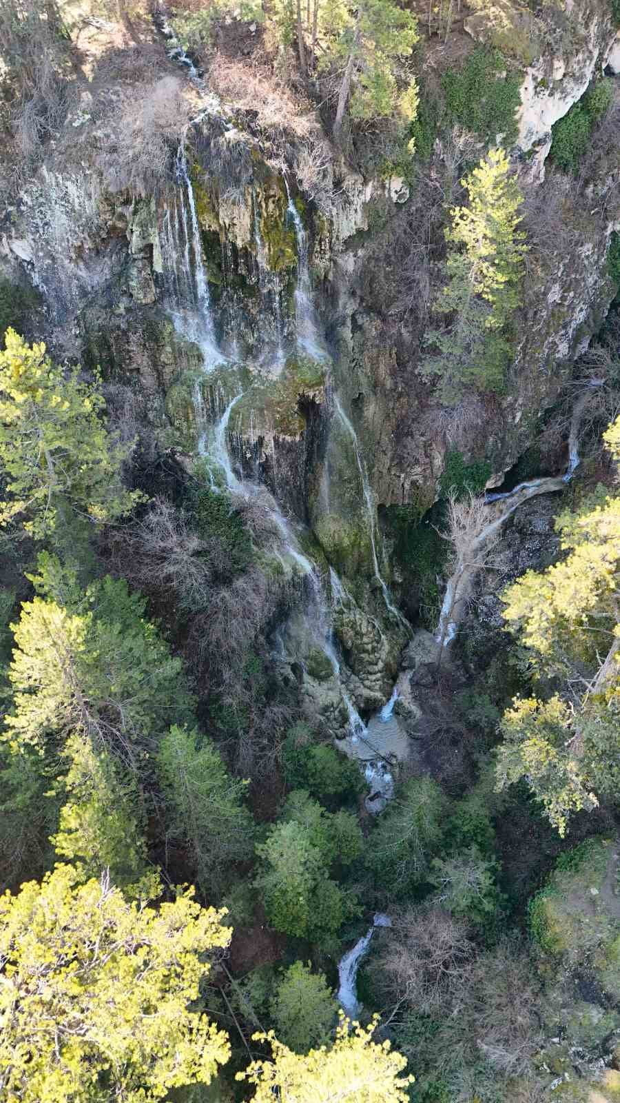 ANKARA’NIN NALLIHAN İLÇESİ KARACASU MAHALLESİ’NDE BULUNAN UYUZSUYU ŞELALESİ, DOĞAL GÜZELLİĞİ VE...