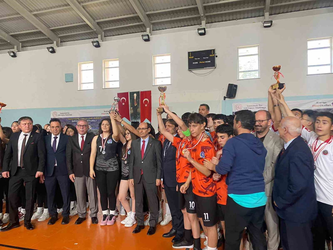 ANKARA’NIN YENİMAHALLE İLÇESİNDE 'SPORUN KALBİNE YOLCULUK' ETKİNLİĞİ KAPSAMINDA DÜZENLENEN ŞENTEPE...