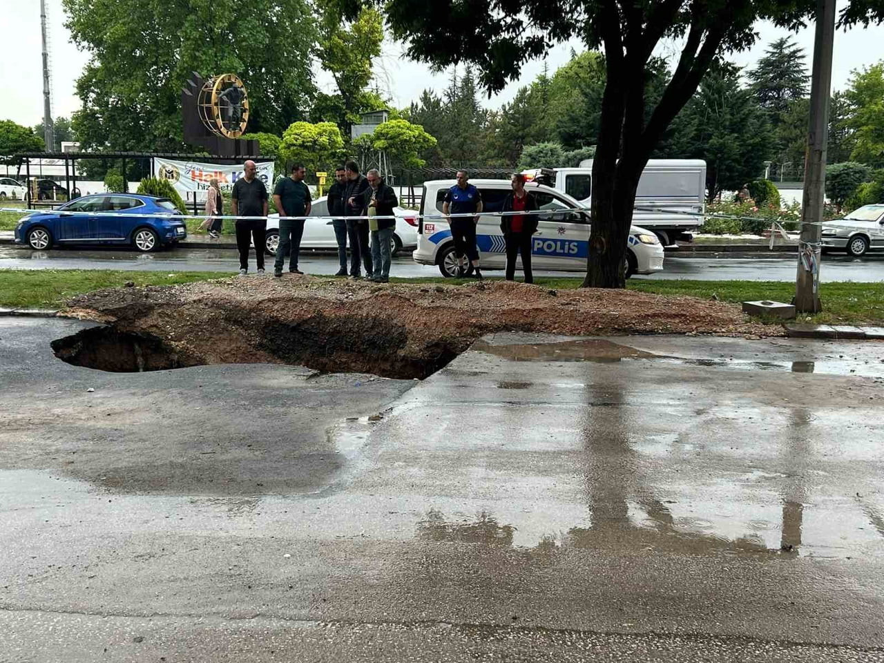 ANKARA’NIN YENİMAHALLE İLÇESİNDE ETKİLİ OLAN SAĞANAK YAĞIŞ SONRASI ANA CADDE ÜZERİNDEKİ YOLDA...
