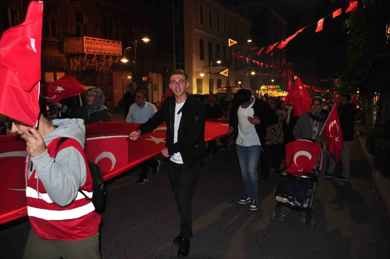 ANMA ETKİNLİKLERİ ARAÇ KORTEJİYLE BAŞLADI. KARS BEDESTENİ ÖNÜNDE BİR ARAYA GELEN PROTOKOL ÜYELERİ...