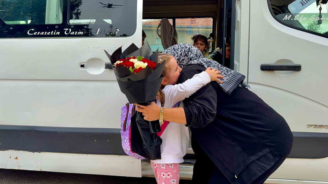 ANNELER GÜNÜ'NDE HURİ ŞAHİN’İN SERVİSİNDE EĞİTİM GÖREN MİNİKLERDEN BİRİ, "HURİ ANNE" OLARAK...
