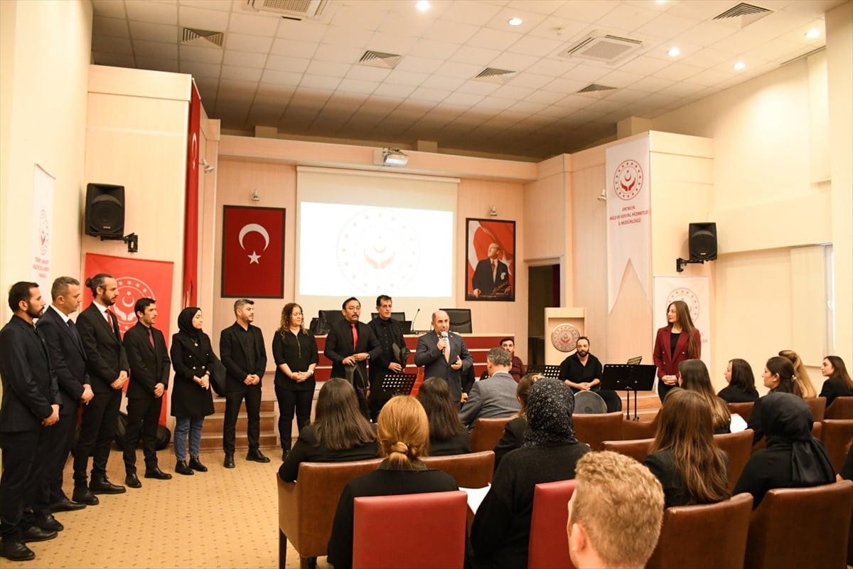 Antalya Aile ve Sosyal Hizmetler İl Müdürlüğü bünyesinde "Ay Yıldız Türk Halk Müziği Korosu"nun...