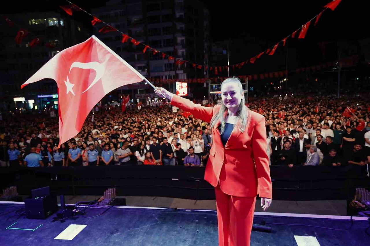ANTALYA BÜYÜKŞEHİR BELEDİYESİ BAŞKAN VEKİLİ BÜŞRA ÖZDEMİR, GECEDE YAPTIĞI KONUŞMADA "ATATÜRK’ÜN...