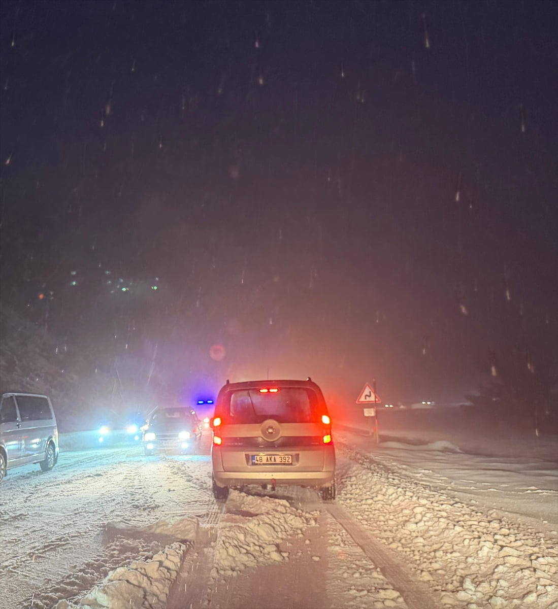 Antalya-Fethiye kara yolunda kar yağışı nedeniyle ulaşımda aksamalar yaşandı.