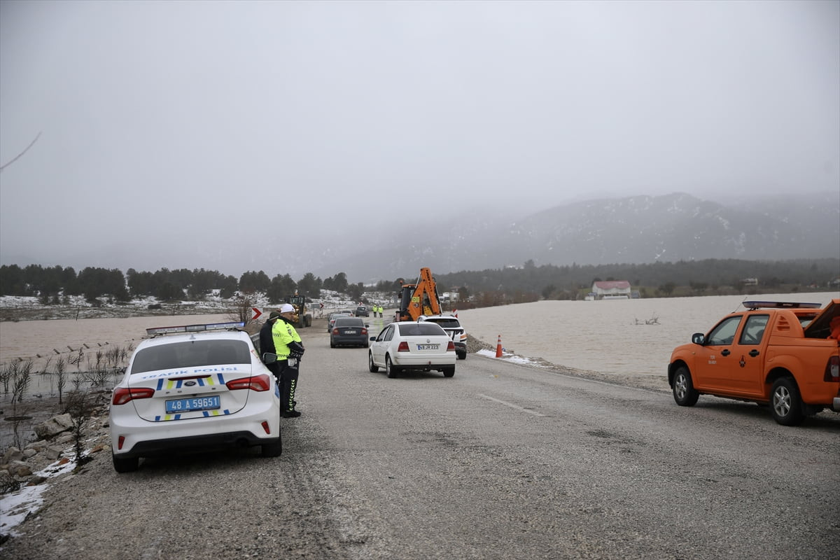 Antalya-Fethiye kara yolunda su baskını nedeniyle ulaşım tek şeritten kontrollü sağlanıyor. Kara...