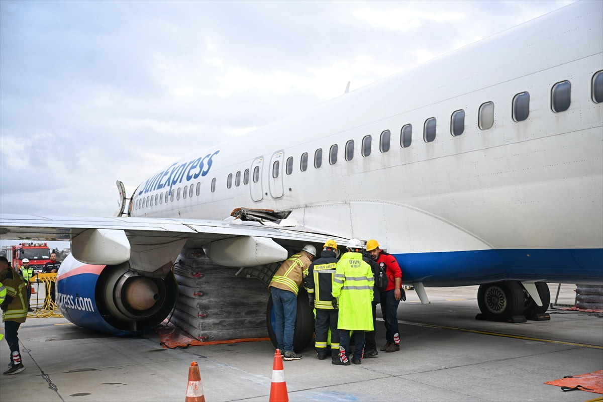 Antalya Havalimanı'nda kalkışa hazırlanan uçak, iniş takımlarında yaşanan teknik sorun nedeniyle...
