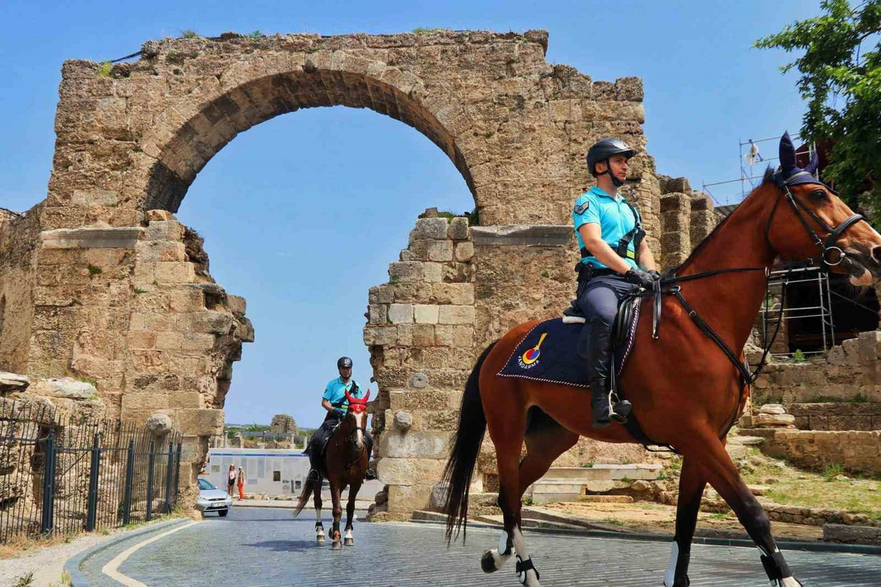 ANTALYA İL JANDARMA KOMUTANLIĞI BÜNYESİNDE GÖREV YAPAN ATLI JANDARMA TİMLERİ, TURİZM SEZONUNUN...